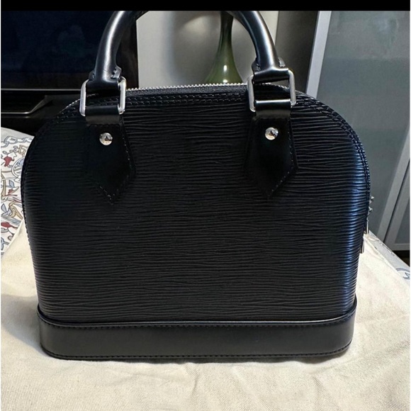 NO LONGER FOR SALE 

LOUIS VUITTON ALMA EPI BB FOR SALE - EXCELLENT CONDITION! - Picture 5 of 8